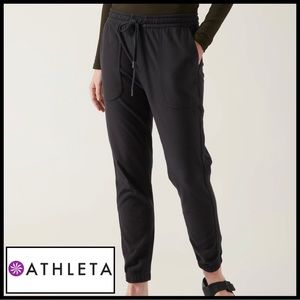 Athleta Farallon Joggers in Black. Size 8.